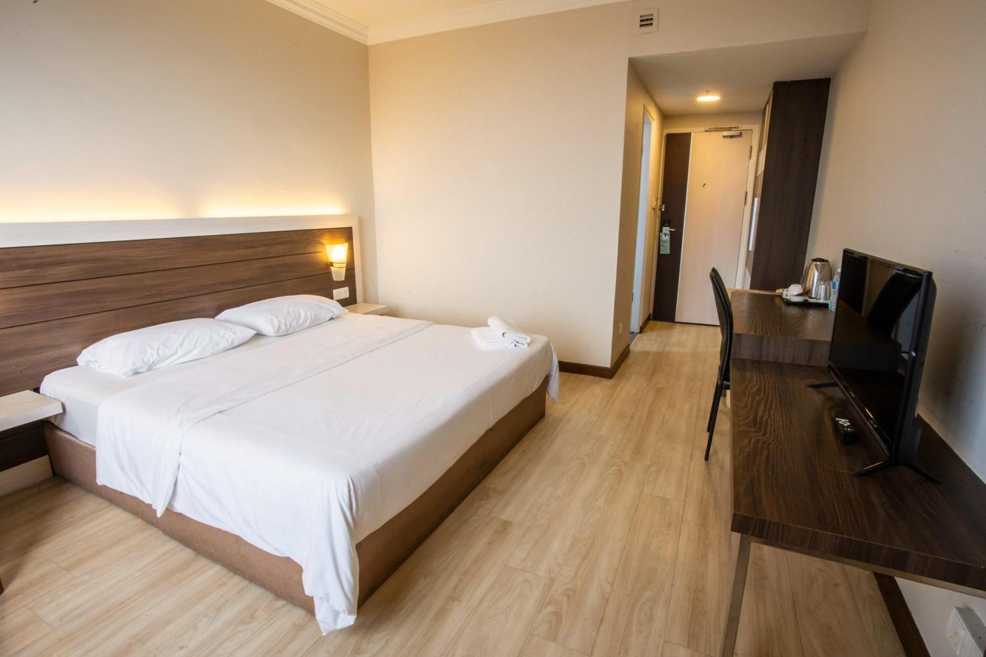 מירי Somerset Hotel מראה חיצוני תמונה