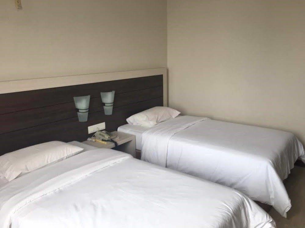מירי Somerset Hotel מראה חיצוני תמונה