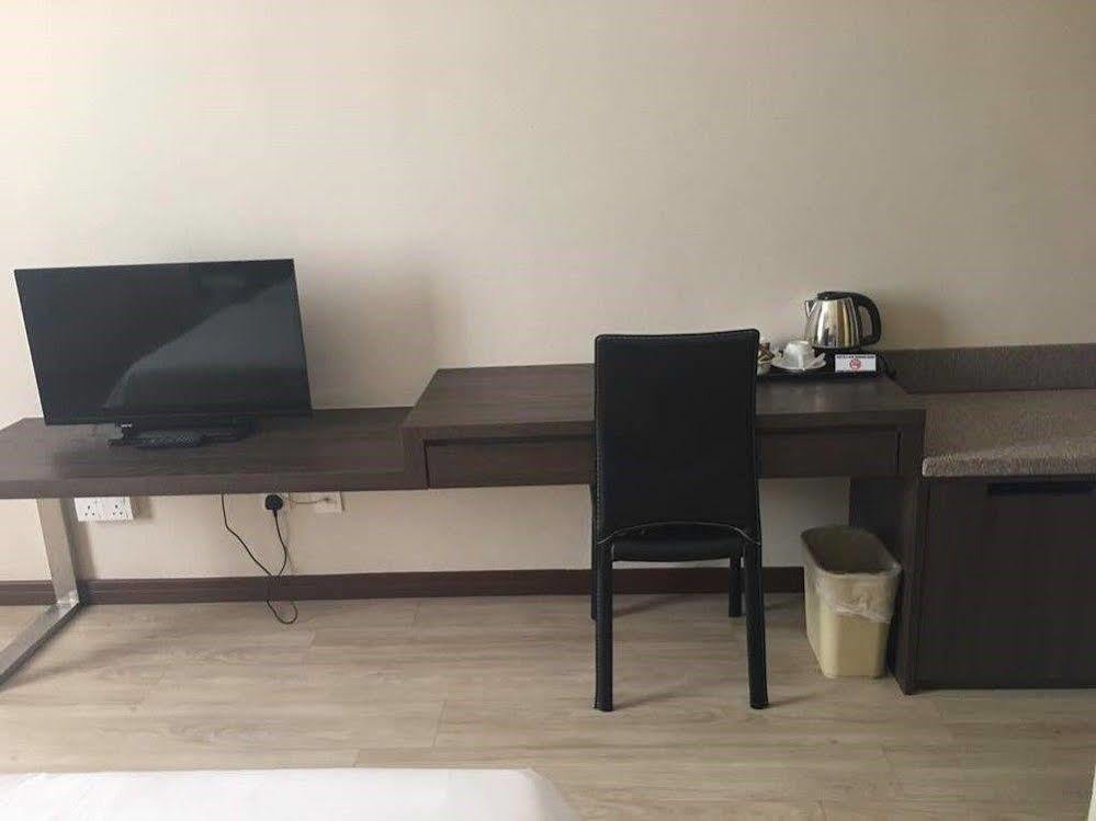 מירי Somerset Hotel מראה חיצוני תמונה